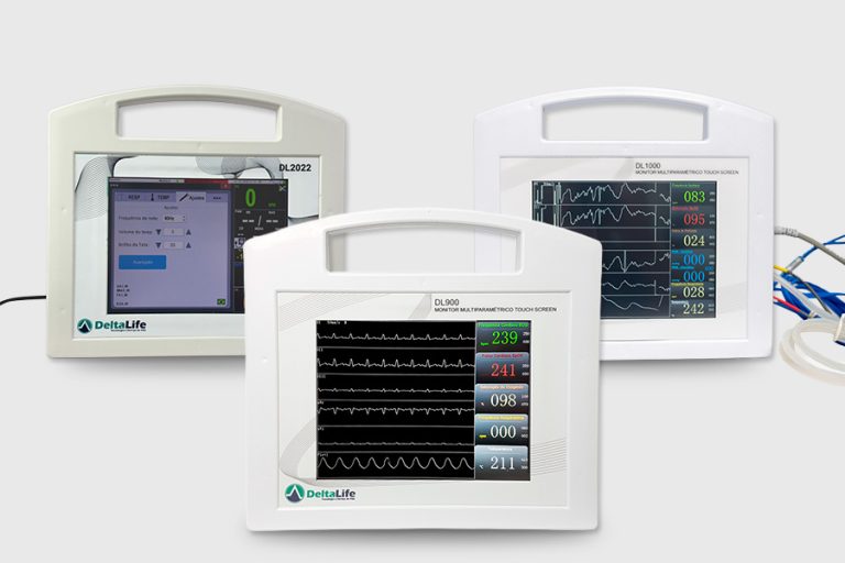 três monitores multiparamétricos DeltaLife dispostos lado a lado, em diferentes modelos — DL2022, DL900 e DL1000.