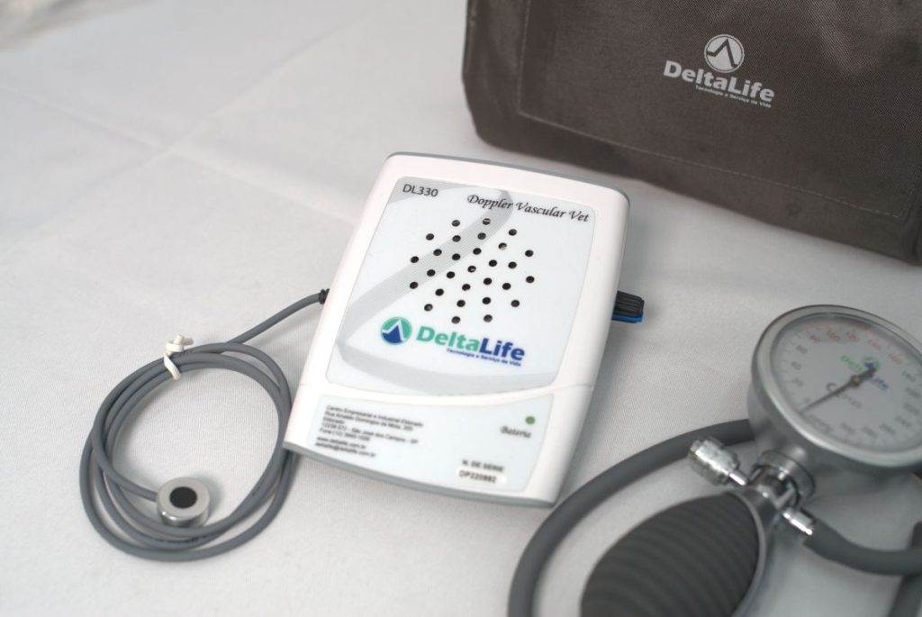 Aparelho doppler veterinário da Delta Life em cima da mesa.