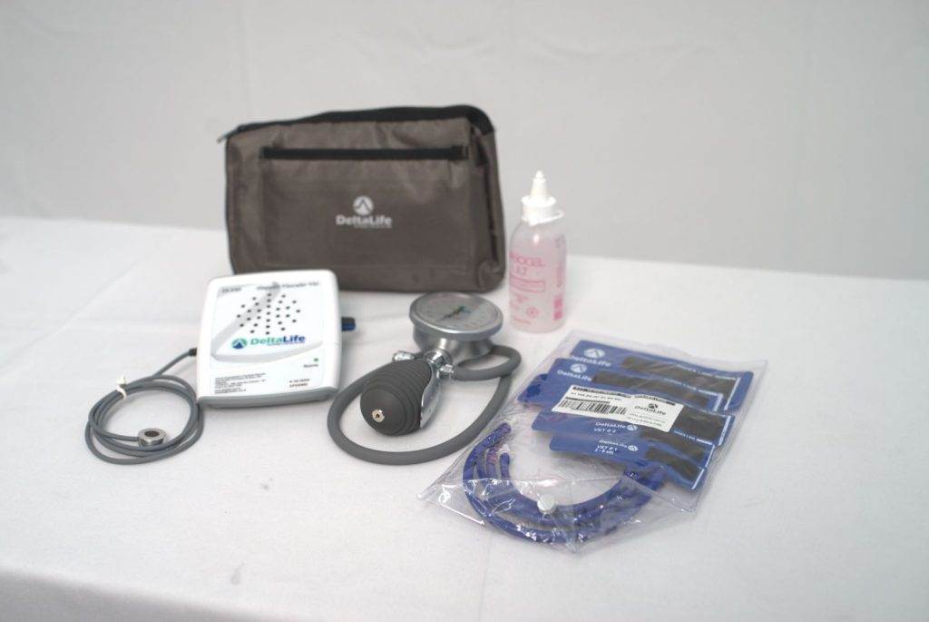 Conjunto de aparelhos e acessórios que compõem o kit doppler veterinário.