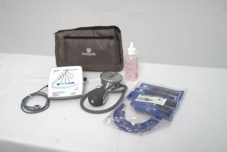 Conjunto de aparelhos e acessórios que compõem o kit doppler veterinário.