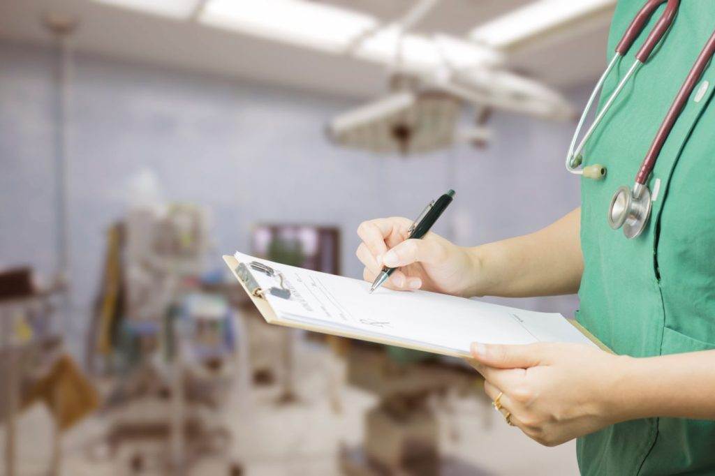 Veterinária segurando ficha de anestesia veterinária.