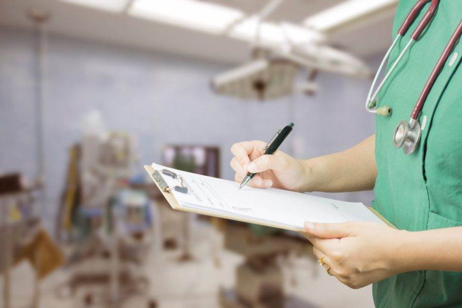 Veterinária segurando ficha de anestesia veterinária.