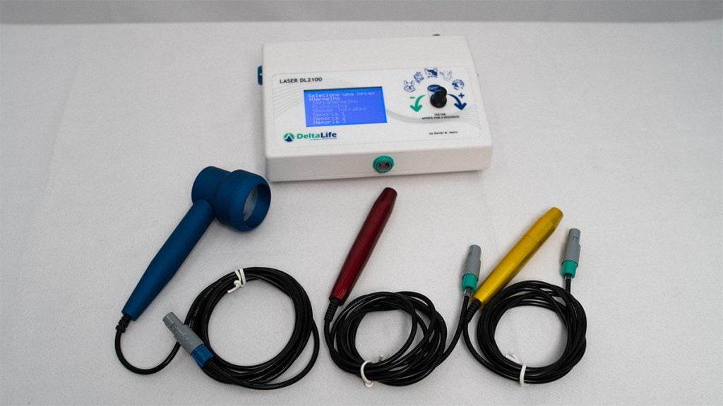Aparelho de laserterapia veterinária com canetas.
