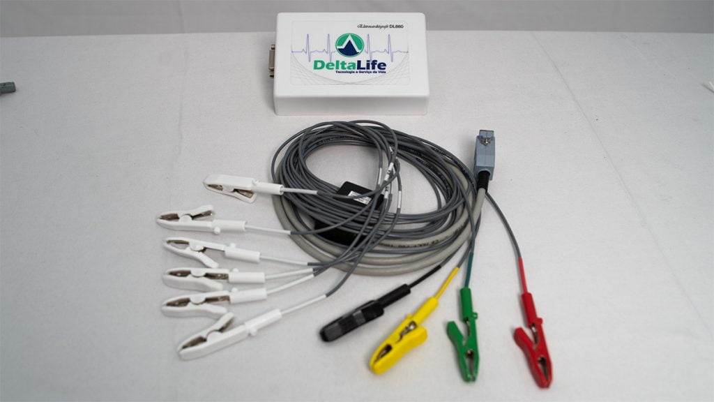 Eletrocardiógrafo com eletrodos coloridos e brancos.