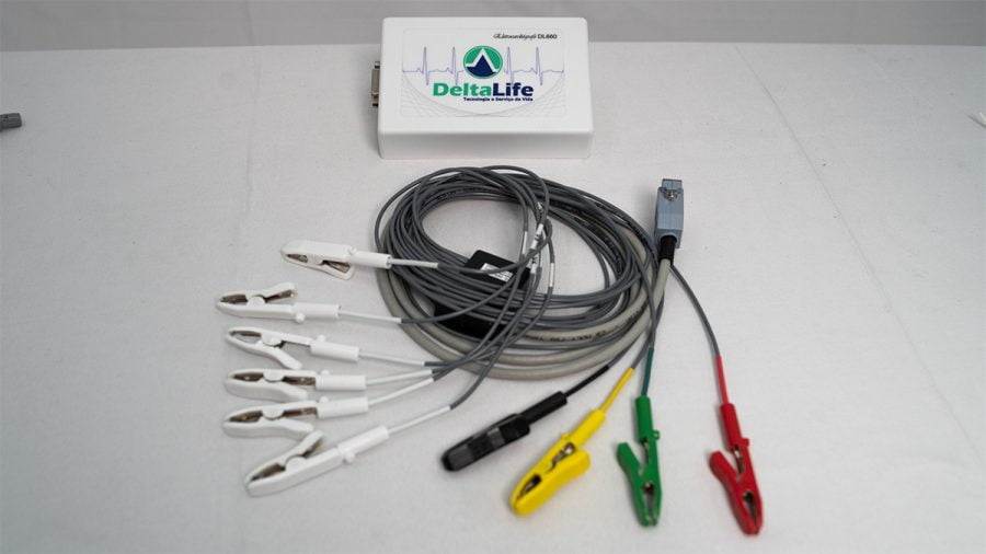 Eletrocardiógrafo com eletrodos coloridos e brancos.