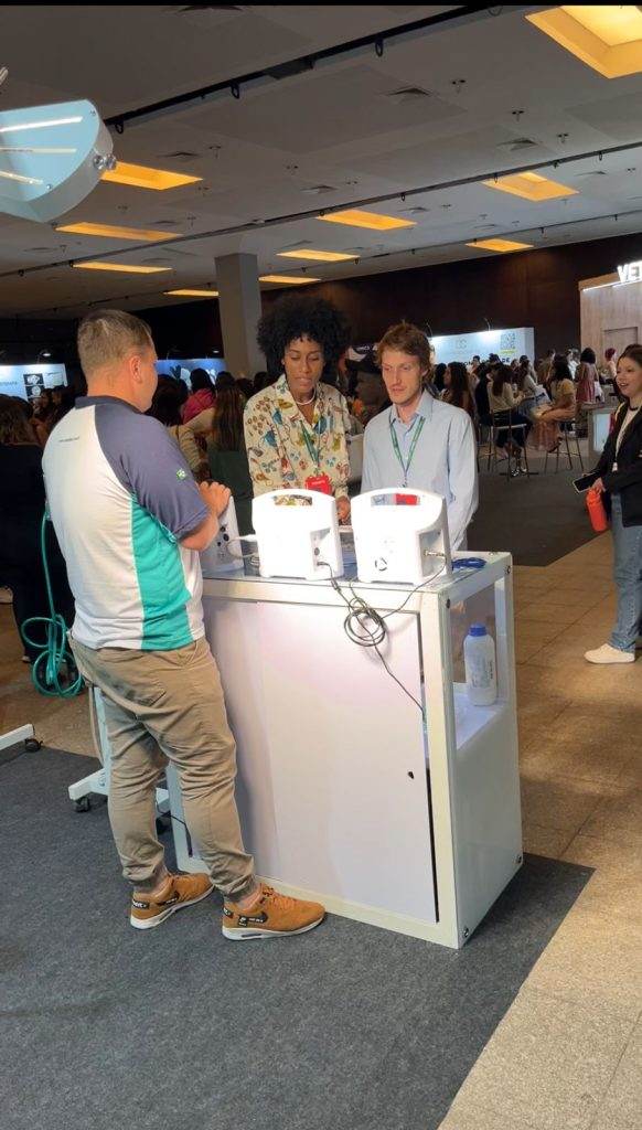 Equipe comercial da Delta Life atendendo cliente em feira.
