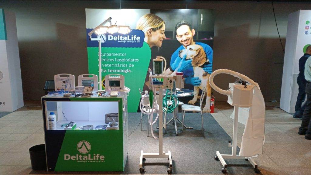 Estande com equipamentos veterinários da Delta Life.