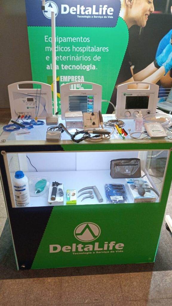 Exposição de produtos e acessórios veterinários da Delta Life.