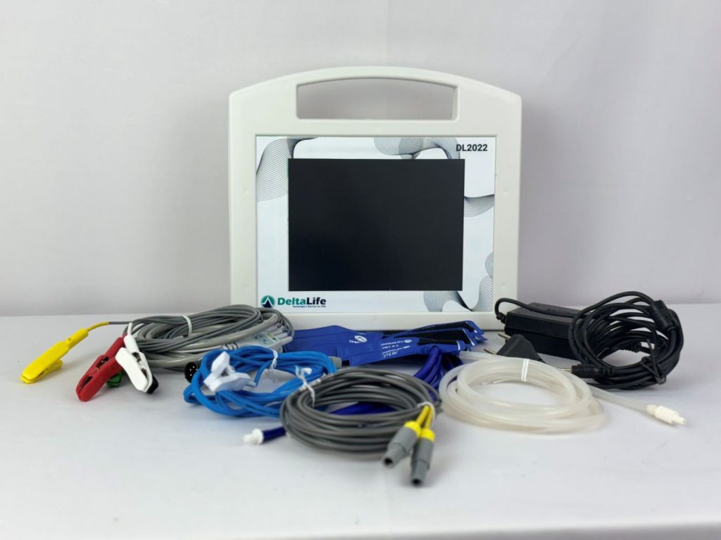 Monitor DL2022 da Deltalife com tela digital, sensores e acessórios médicos para monitoramento multiparamétrico de sinais vitais.