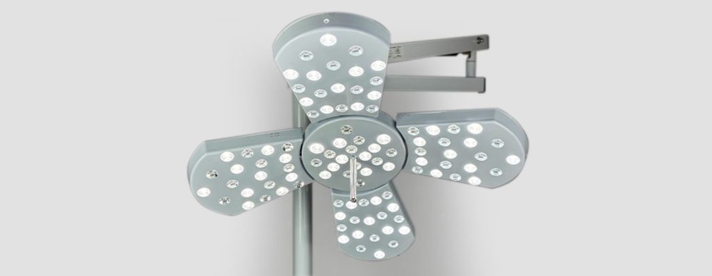 Foco cirúrgico DL4700 da Delta Life com luz LED de alta intensidade e design articulado para clínicas veterinárias.